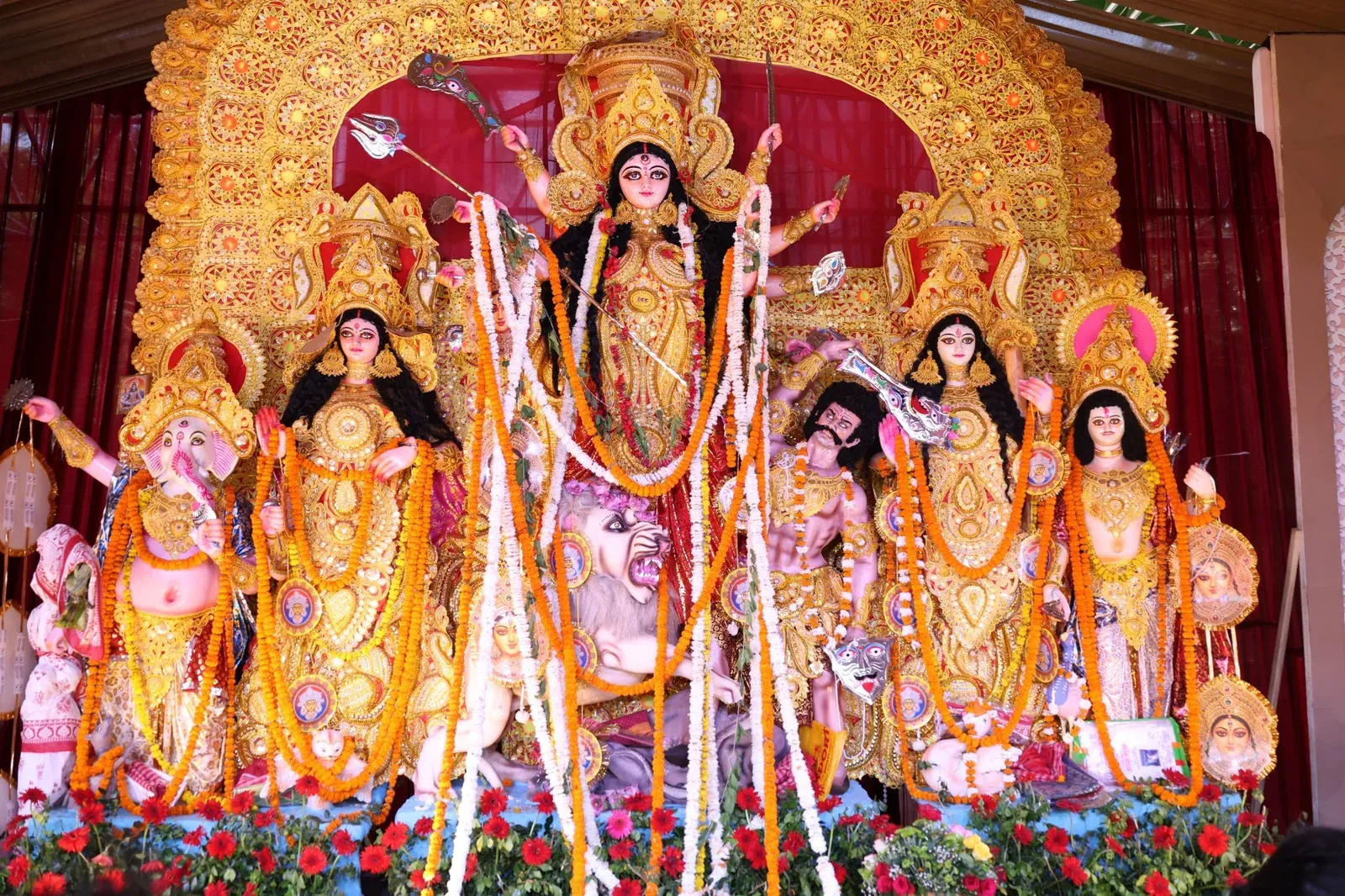 Shekhawat visits TV9 Bharatvarsh Durga pandal at Delhi stadium