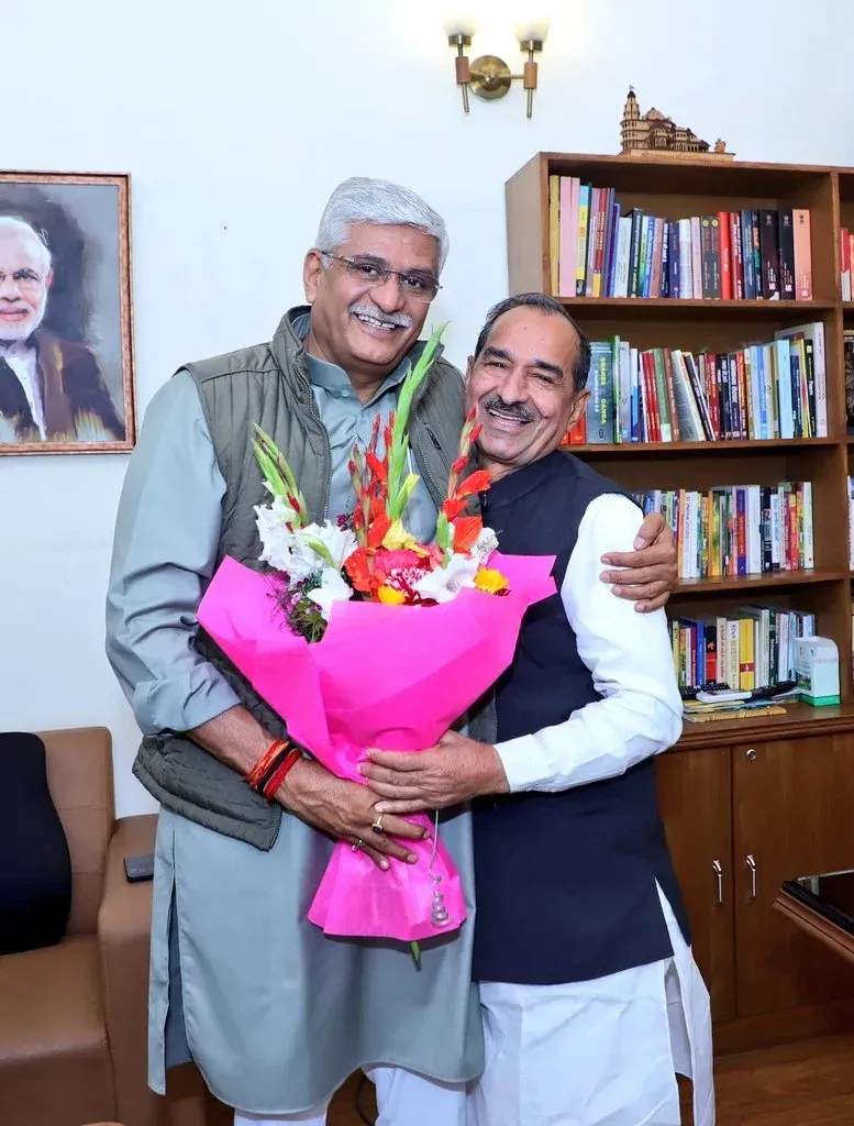 Shekhawat wishes Madan Rathore on birthday