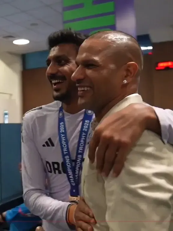 Shikhar Dhawan Awards 'Fielder of the Match' Medal to Axar Patel for Stunning Direct Hit Against Pakistan