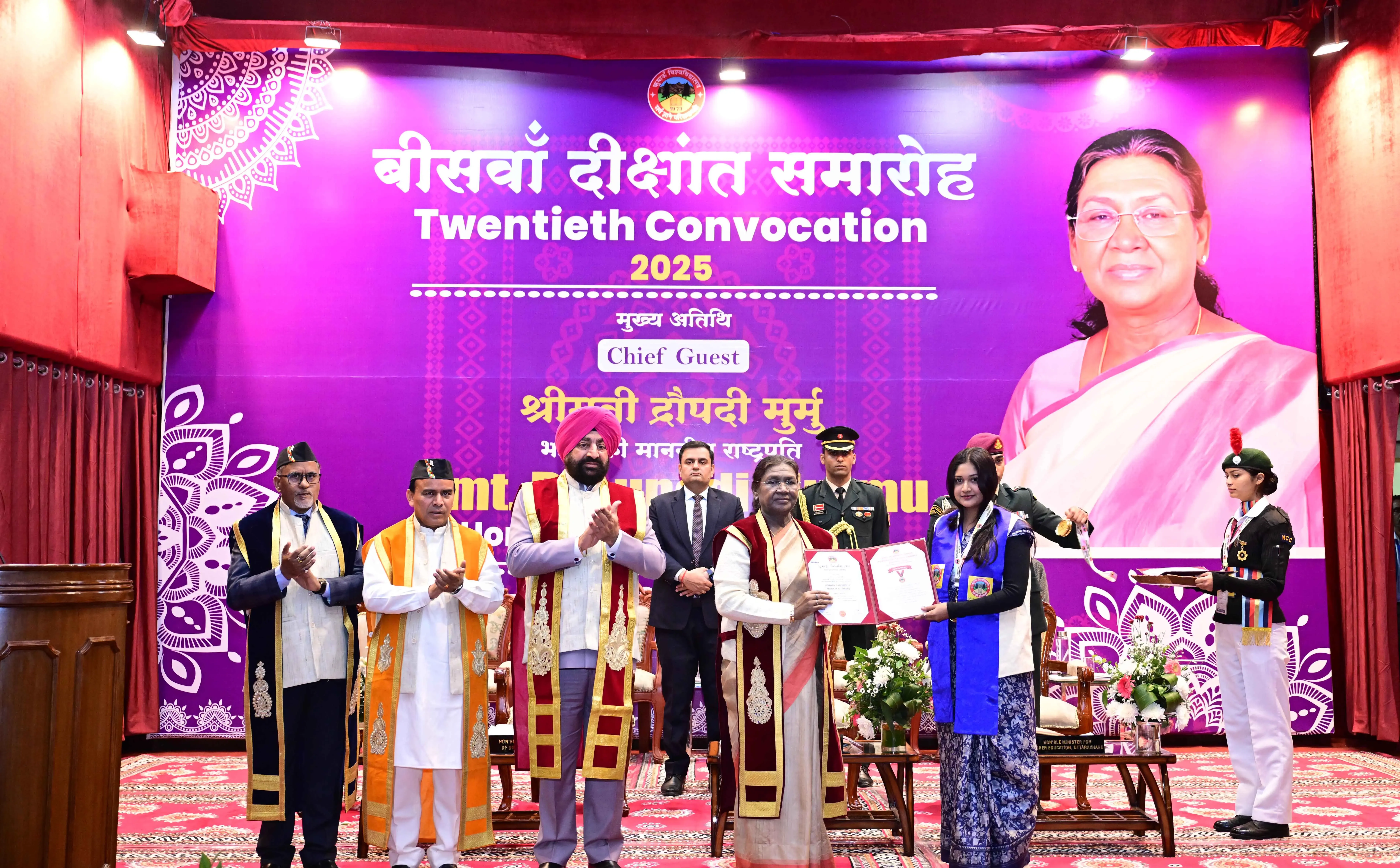 क्या शिक्षा आत्मनिर्भर बनने के साथ विनम्र रहना और देश के विकास में योगदान देना सिखाती है?