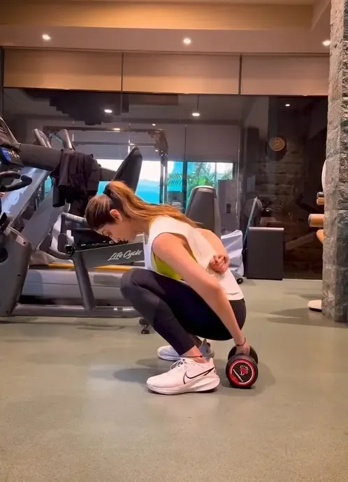 क्या शिल्पा शेट्टी ने फिटनेस चैलेंज दिया? जानिए डम्बल उठाने का तरीका