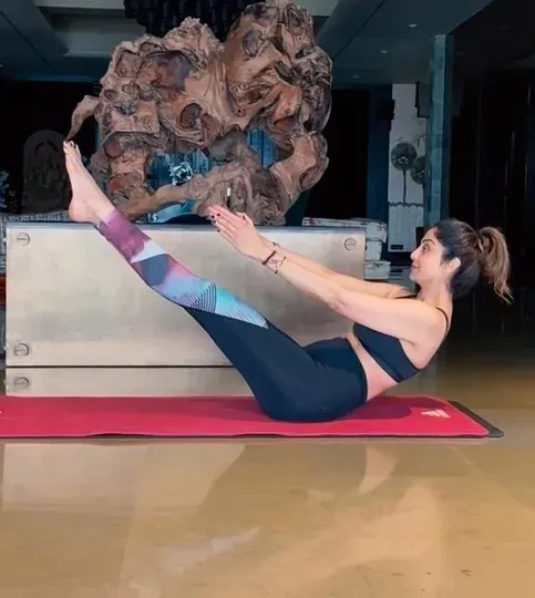 शिल्पा शेट्टी का डायनामिक योग चैलेंज: नवासन से मलासन तक, फैंस को दी कड़ी चेतावनी
