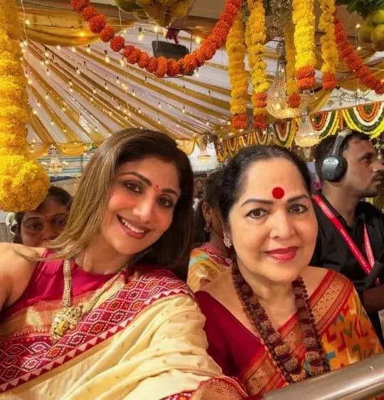 Shilpa Shetty offers Naga Panchami prayers with mother at temple