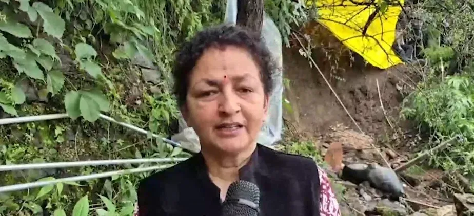 शिमला के बोथवेल में भूस्खलन: कई घर खतरे में, प्रशासन की निष्क्रियता पर भड़के निवासी