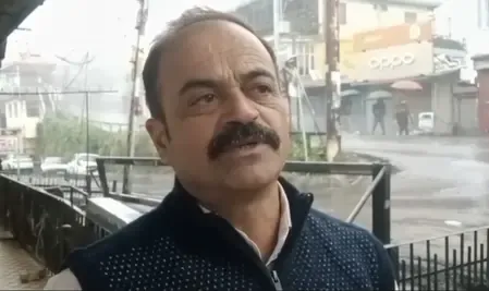 शिमला में एक हफ्ते से जारी है भारी बारिश, कोहरे और ठंड से बढ़ी मुश्किलें