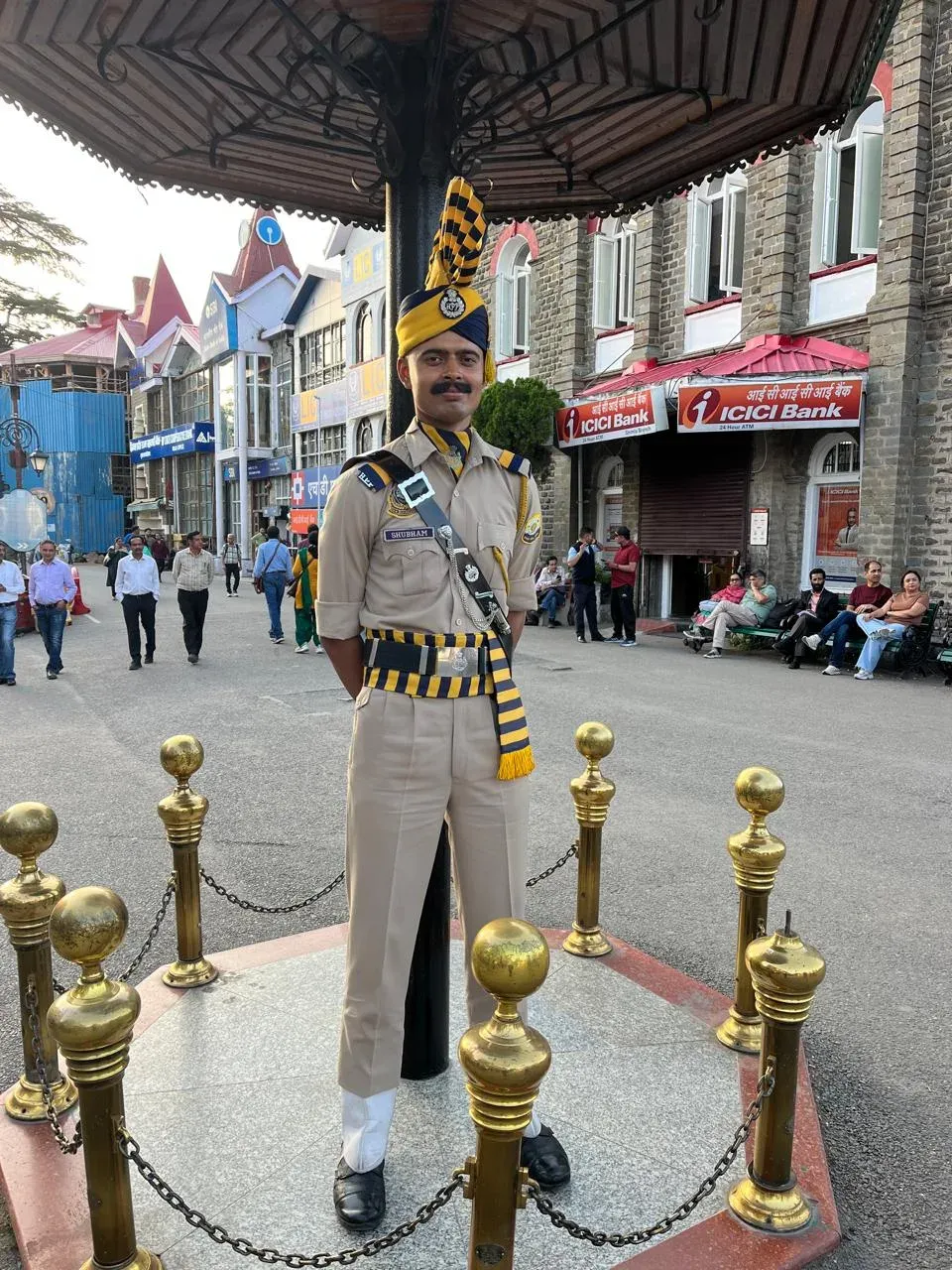Shimla's ceremonial police keep Mall Road crowds moving in style