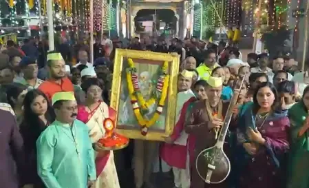 शिरडी में निकाली है श्री साईं बाबा की भव्य शोभायात्रा, उमड़े श्रद्धालु