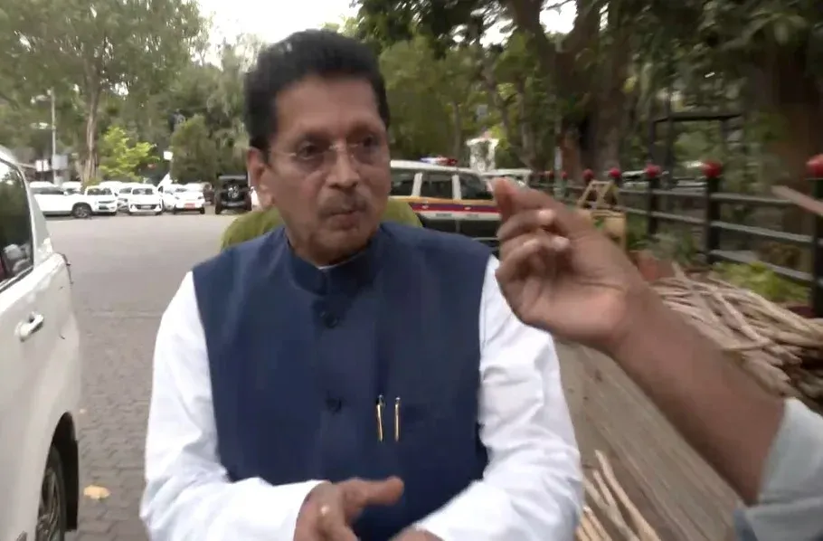 शिवसेना विधायक केसरकर का तंज: UBT बैठक में सिर्फ 4 सांसद, 'सब कुछ सामान्य नहीं'