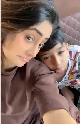 क्या मशहूर अभिनेत्री शिवांगी जोशी ने परिवार के संग 'मोहब्बतें' गाने पर डांस किया?