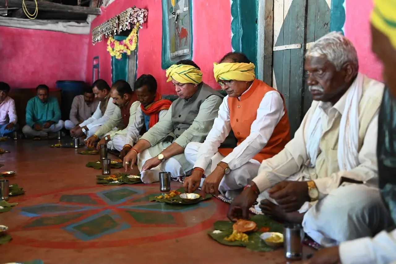 Shivraj Chouhan Dines With Tribal Families Vacating Forest Zone