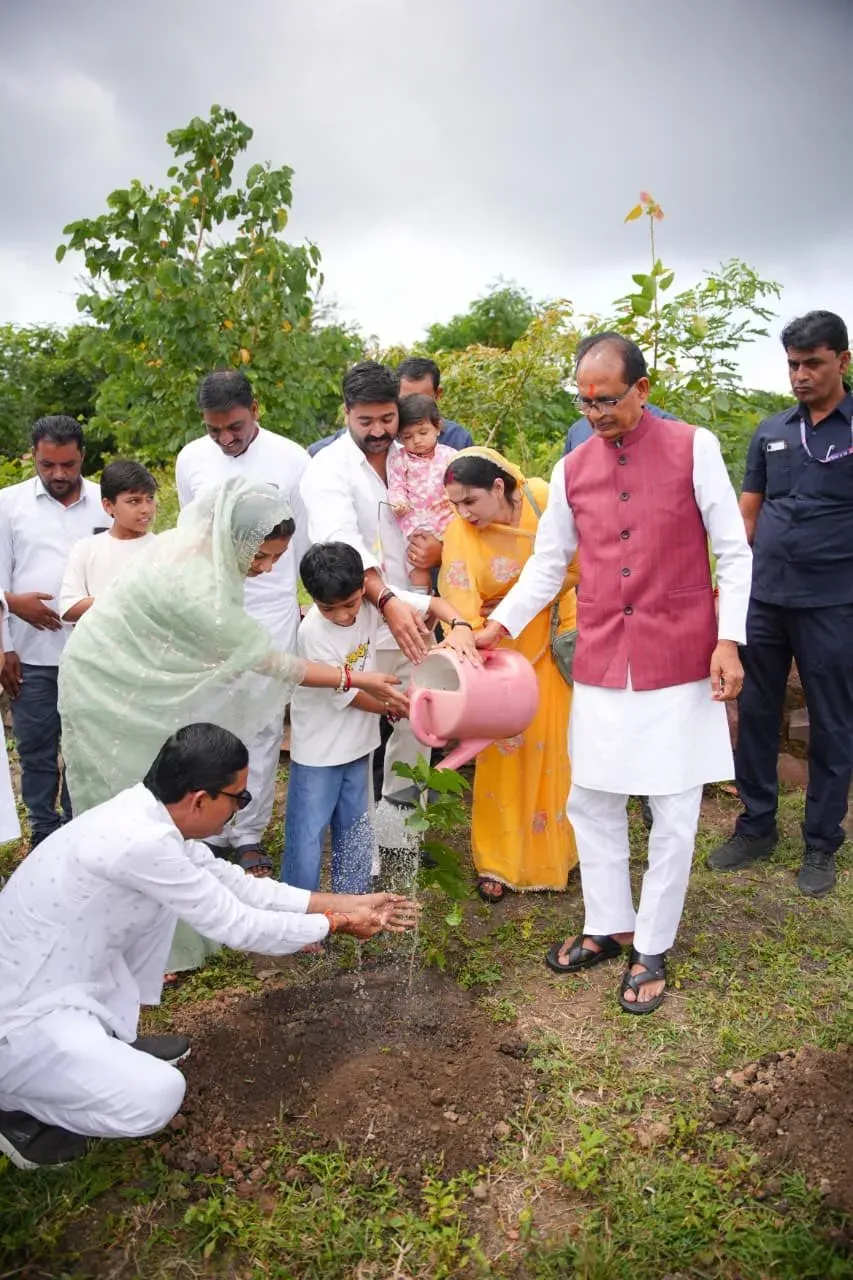 Shivraj plants sapling at Bhopal Smart City Park, invites public to join daily green drive