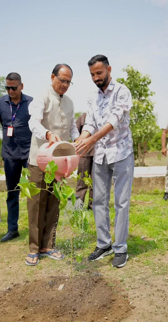 Shivraj plants sapling at Bhopal Smart City Park, urges daily tree plantation
