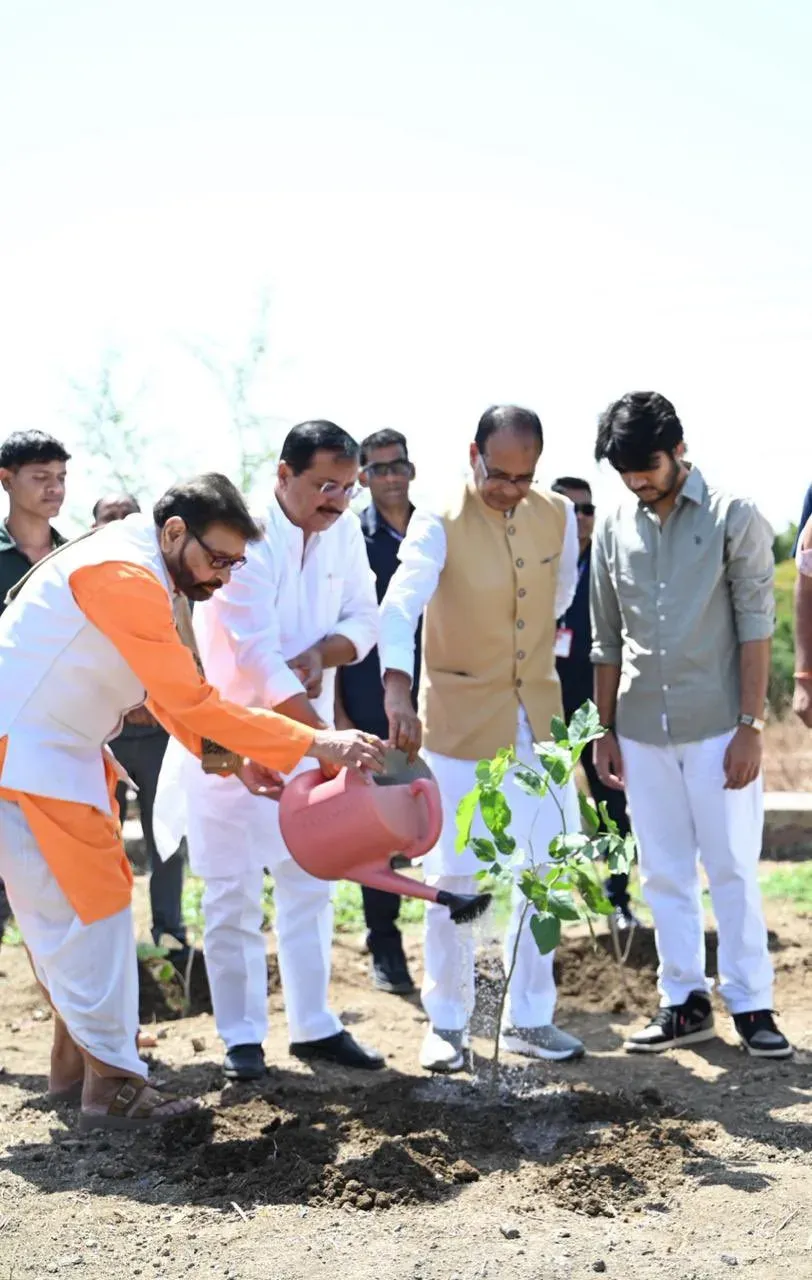Shivraj plants sapling at Bhopal Smart City Park, urges daily tree-planting
