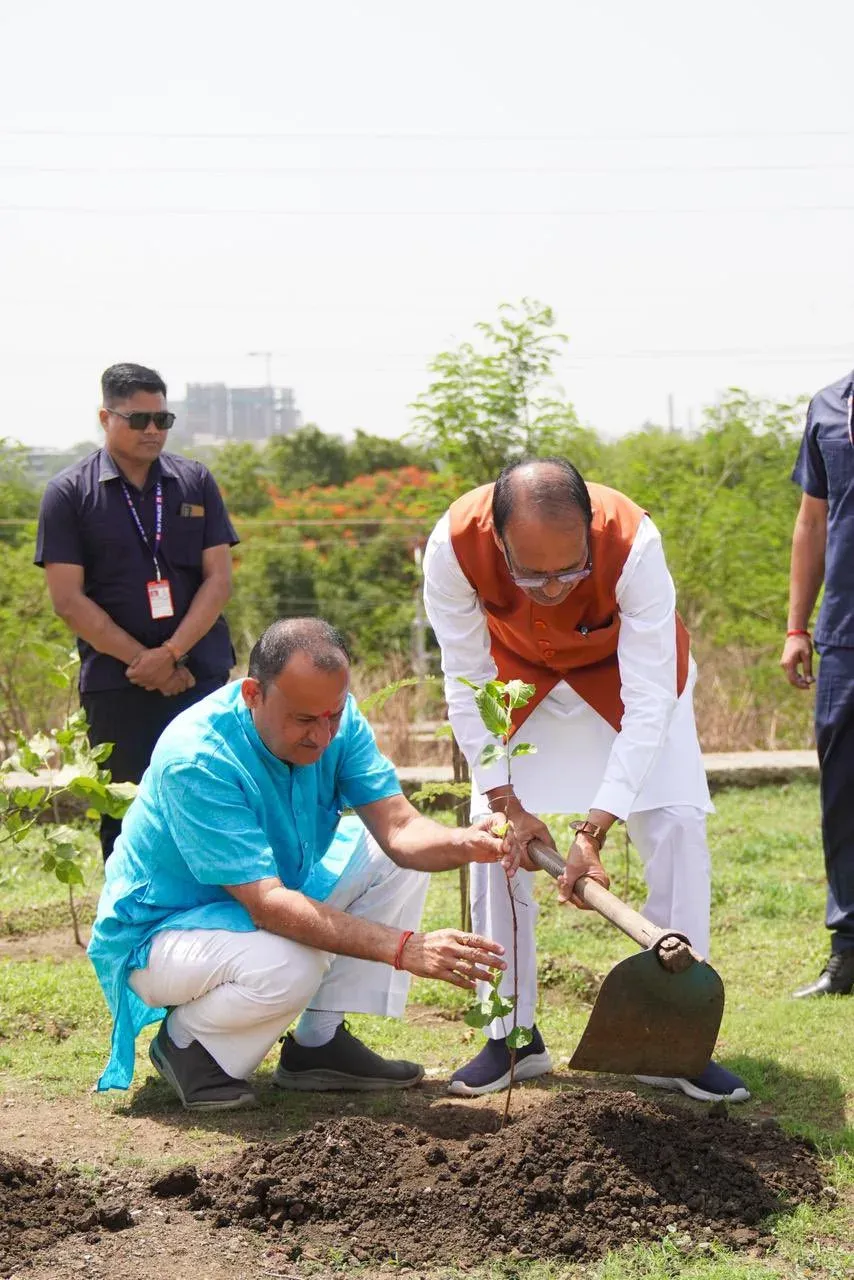 Shivraj plants sapling at Bhopal Smart City Park, urges 'Shiv Vriksh Mitra' drive