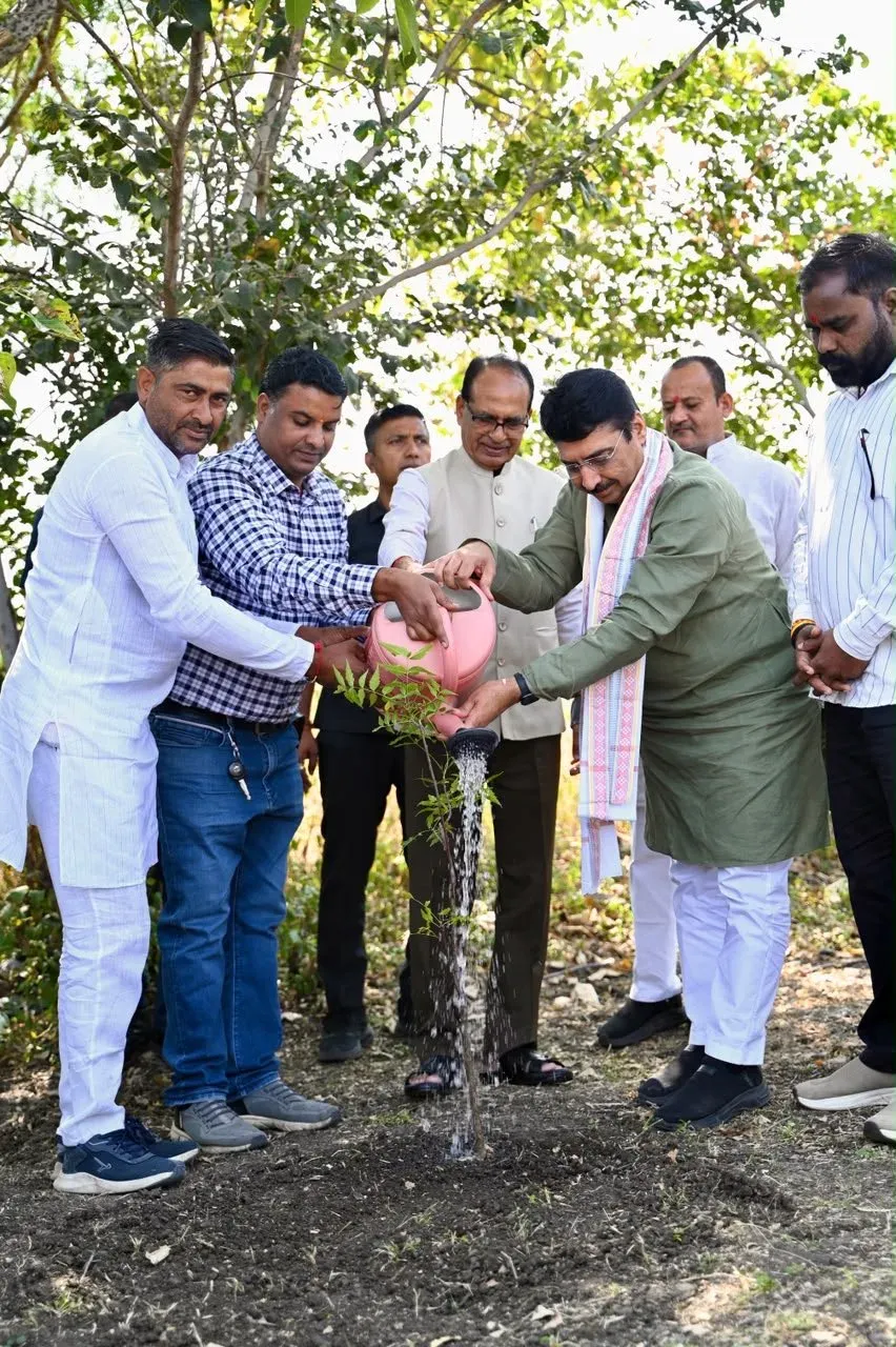 Shivraj plants sapling at Bhopal's Smart City Park, launches Vriksh Mitra drive