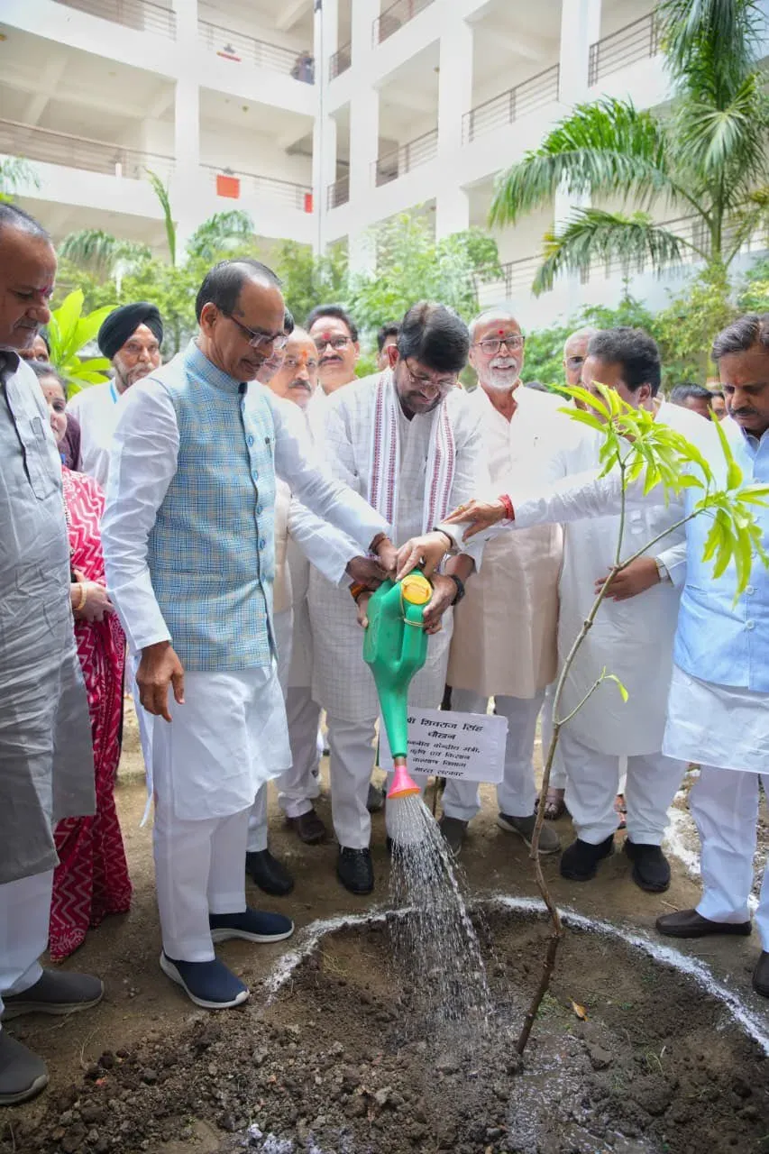 Shivraj plants sapling at Vidisha cancer camp