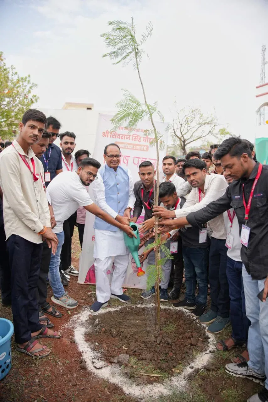 Shivraj plants saplings with Vidisha students, urges green pledge