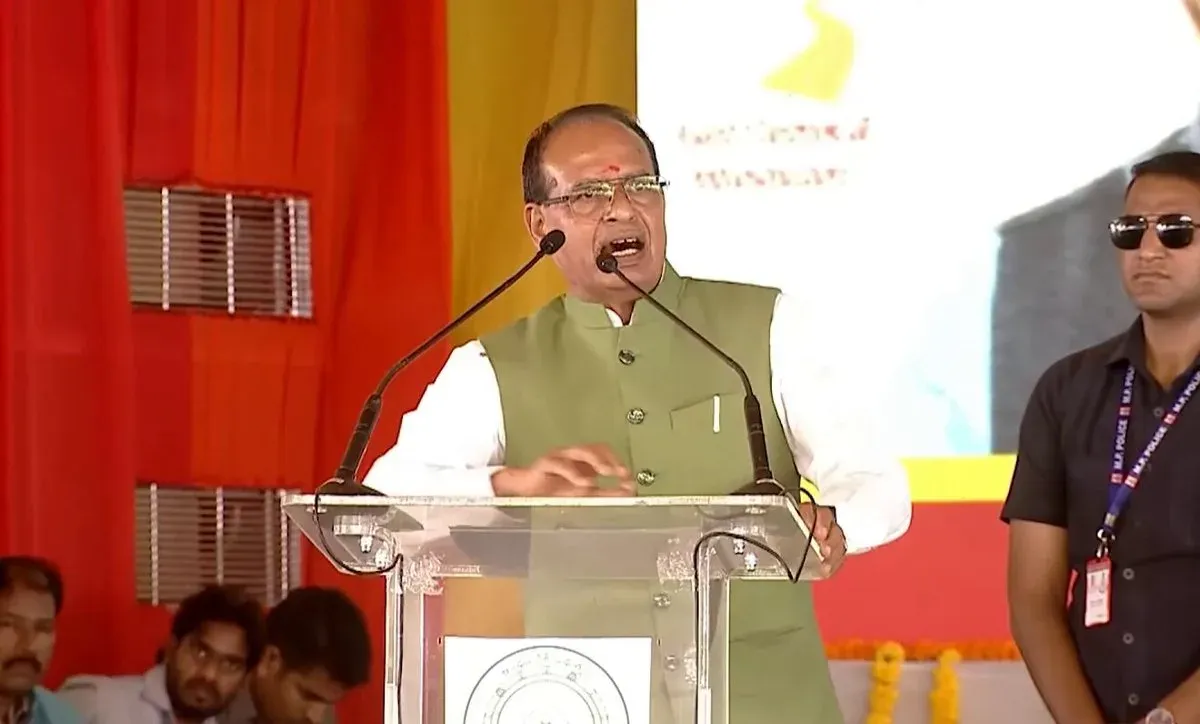 Shivraj Singh Chouhan hands MIS sanction to AP CM for mango procurement