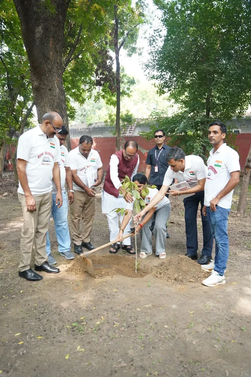 Shivraj Singh Chouhan Plants Sapling in Delhi, Urges Daily Tree Plantation