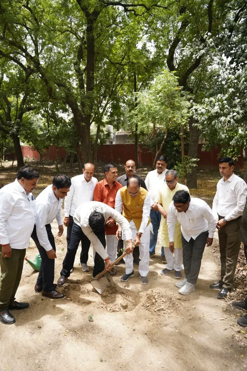 Shivraj Singh Chouhan Plants Saplings on Ganga Dussehra in Delhi
