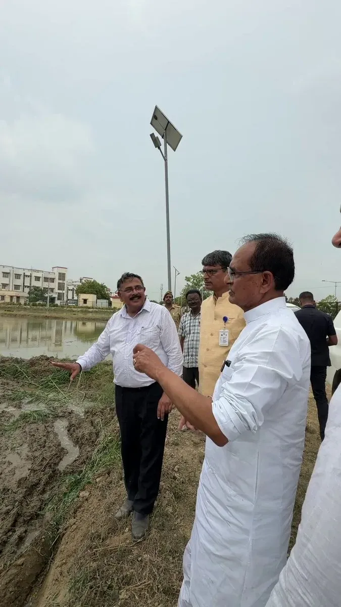 Shivraj Singh Chouhan Reviews Dhaincha Green Manure Use in Ayodhya