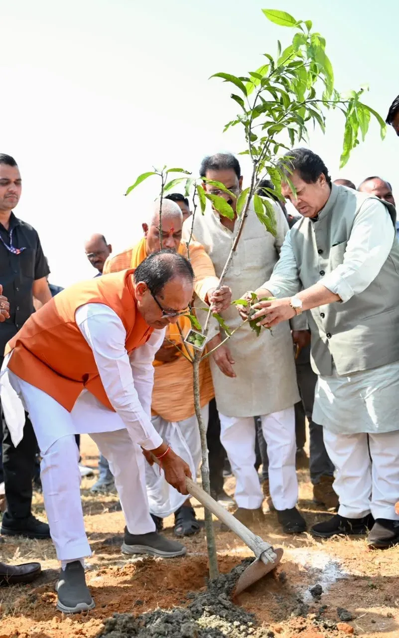 Shivraj Singh Chouhan salutes tribal families leaving Neelgarh for forests