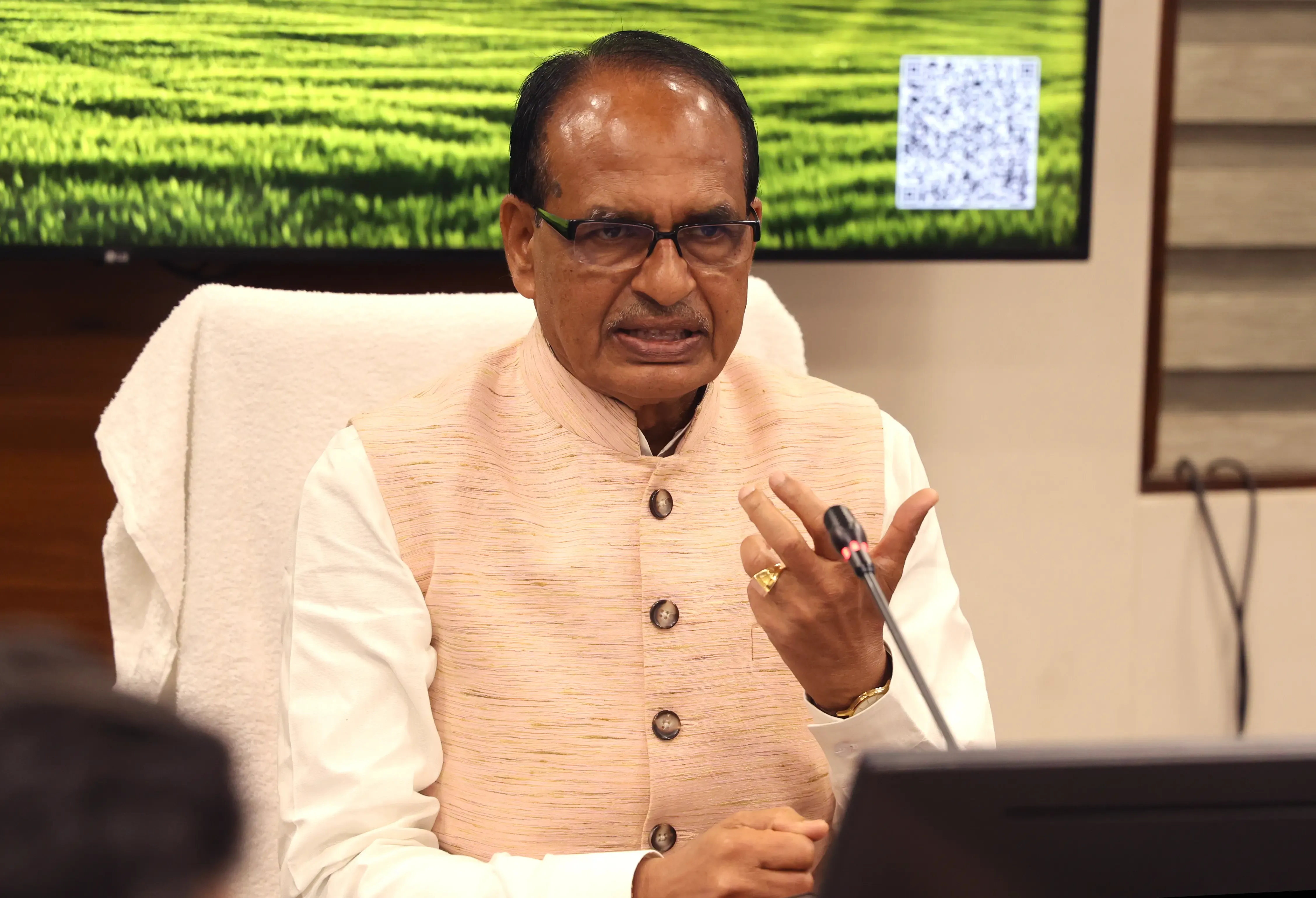 Shivraj Singh Chouhan Critiques Air India for Defective Seat on Bhopal-Delhi Flight