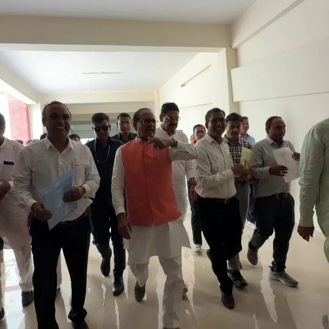 Shivraj Singh Chouhan Visits Ganjbasoda Agri College, Pledges Top-Tier Research Hub