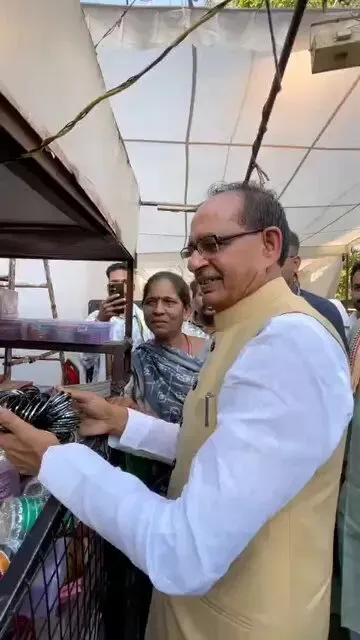 Shivraj Singh Chouhan Visits Sister in Vidisha, Buys Bangles