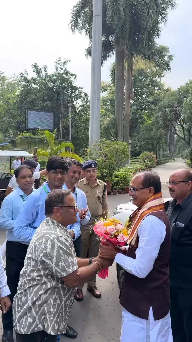 Shivraj visits Kolkata botanical garden, urges tree conservation