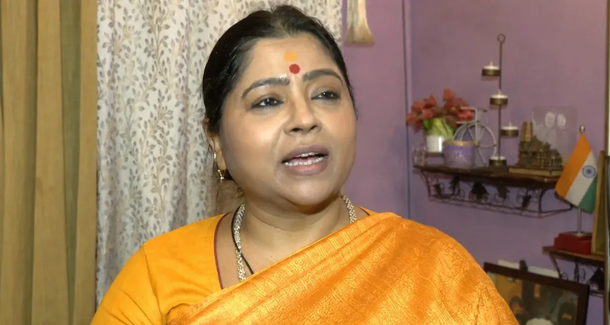 ममता बनर्जी पर BJP की कीया घोष का 'शोले' वाला कटाक्ष — 'पीछे मुड़कर देखती हैं, कोई नहीं होता'