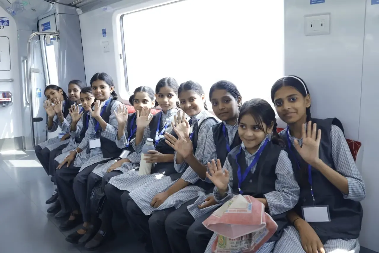 नमो भारत पर श्रमिकों के 100 से अधिक बच्चों की शैक्षिक यात्रा, मेरठ में स्वच्छता का संदेश