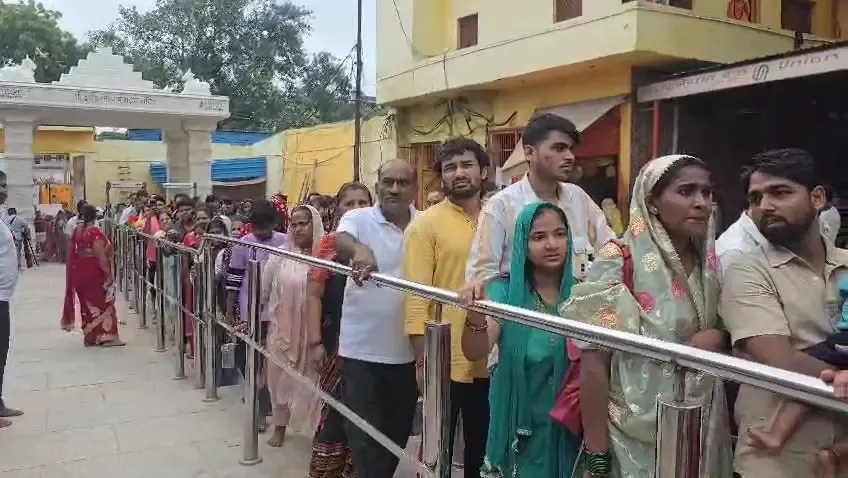 क्या श्रावण का पहला सोमवार नोएडा के मंदिरों में भक्तों की भीड़ के साथ मनाया जा रहा है?