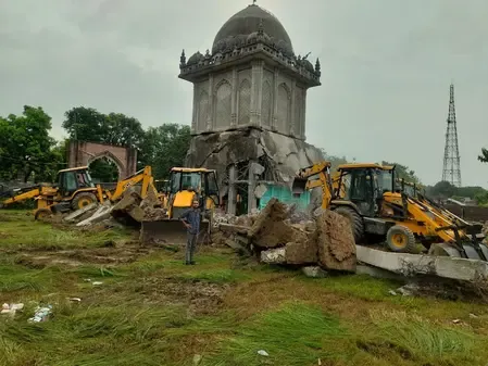 श्रावस्ती में चला योगी सरकार का बुलडोजर, सरकारी जमीन पर बने अवैध मजार को किया ध्वस्त