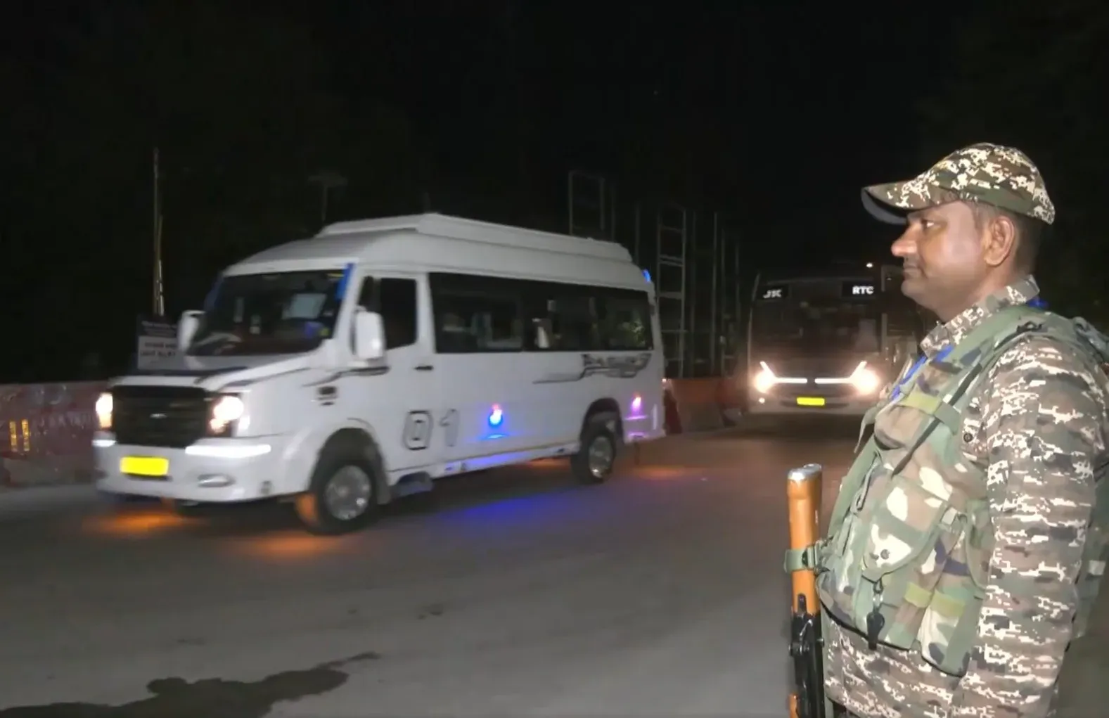 अमरनाथ यात्रा 2026: जम्मू के पुरानी मंडी स्थित श्री राम मंदिर से तीसरा जत्था रवाना, केंद्रीय बलों की चाक-चौबंद तैनाती
