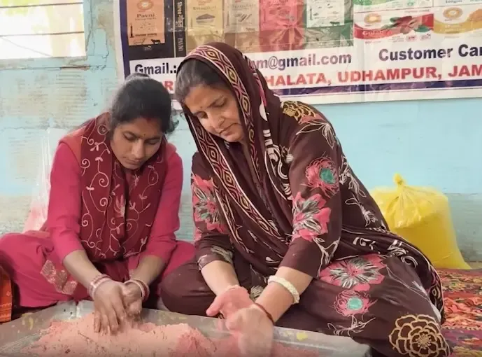 श्री गोकुल गोदाम की पहल: पंचगव्य से बने हर्बल रंग और महिलाओं का रोजगार