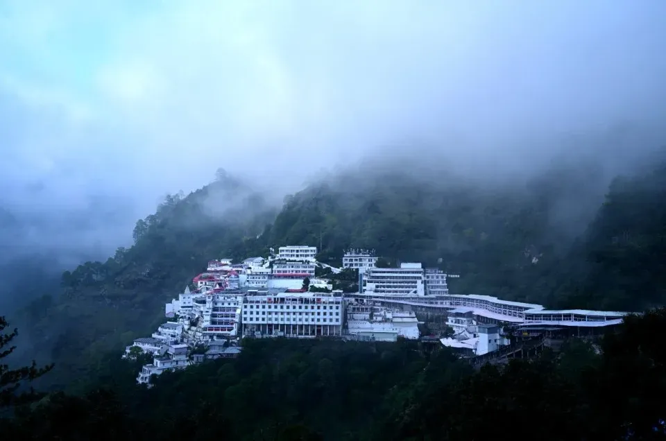वैष्णो देवी यात्रा 2026: 22 जून तक 50.70 लाख श्रद्धालुओं ने किए दर्शन, पिछले साल से 10.86 लाख अधिक