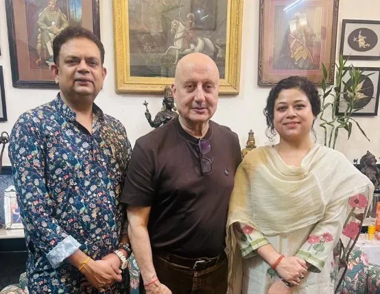 'श्री रामभूमि' की शूटिंग के बीच अनुपम खेर पहुंचे यतीन्द्र मिश्र के ऐतिहासिक निवास, साहित्य-संस्कृति पर हुई चर्चा