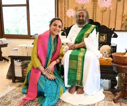 जैस्मिन भसीन की श्रीश्री रविशंकर से मुलाकात: 'दिल में तूफान था, गुरुदेव ने रोशनी दिखाई'