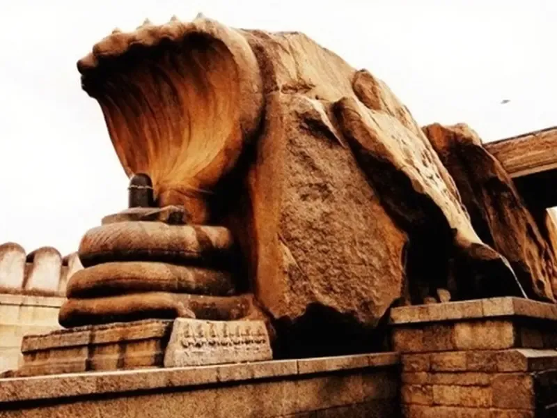 क्या है श्री वीरभद्र स्वामी मंदिर के हवा में झूलते खंभों का रहस्य?