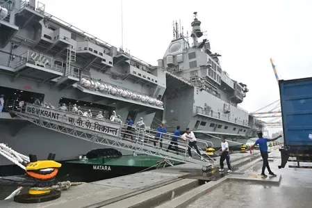 क्या भारत का आईएनएस विक्रांत श्रीलंका में चक्रवात पीड़ितों की मदद कर रहा है?