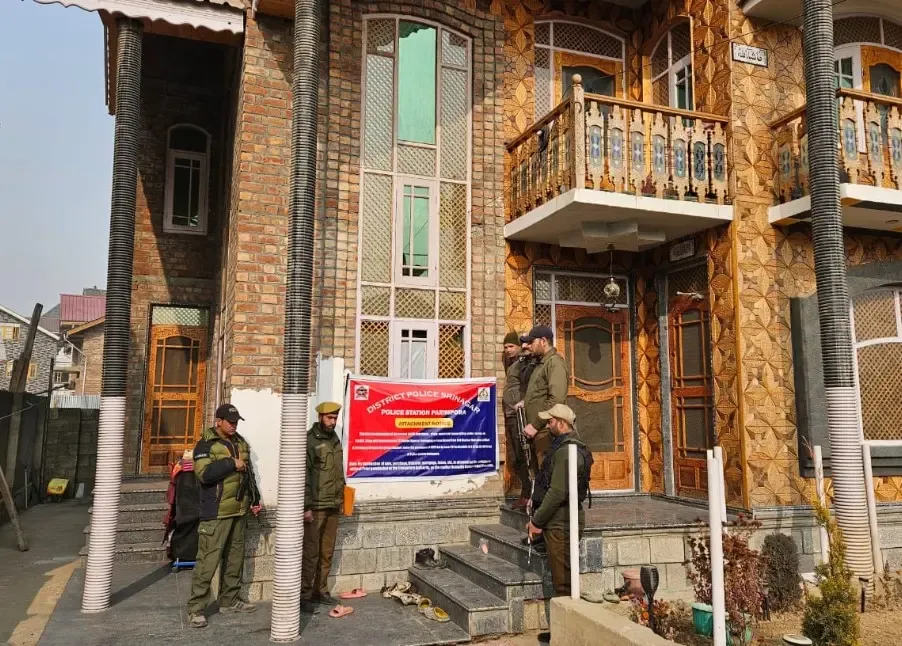 क्या श्रीनगर पुलिस ने कुख्यात ड्रग तस्कर के पिता की दो करोड़ की संपत्ति जब्त की?