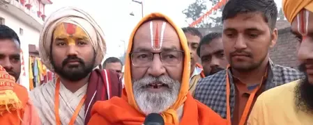 श्रीराम जन्मभूमि मंदिर के शिखर पर ध्वजारोहण से पहले रामभक्त और पुजारी उत्साहित