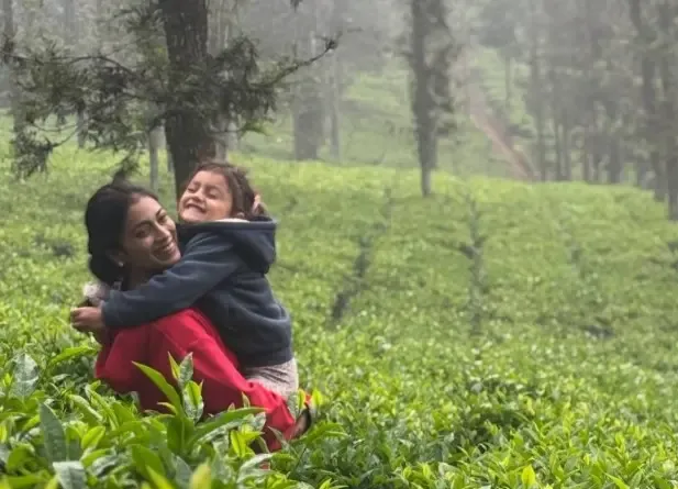 क्या श्रेया सरन ने चाय-कॉफी के बागानों में बेटी संग बिताया दिन और फैंस को दी नेचर वॉक की सलाह?