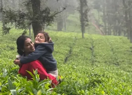 श्रेया सरन ने चाय-कॉफी के बागानों में बेटी संग बिताया दिन, फैंस को दी नेचर वॉक की सलाह 