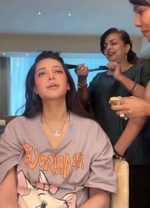 Did Shruti Haasan Just Check on Kamal Haasan's Sleep?