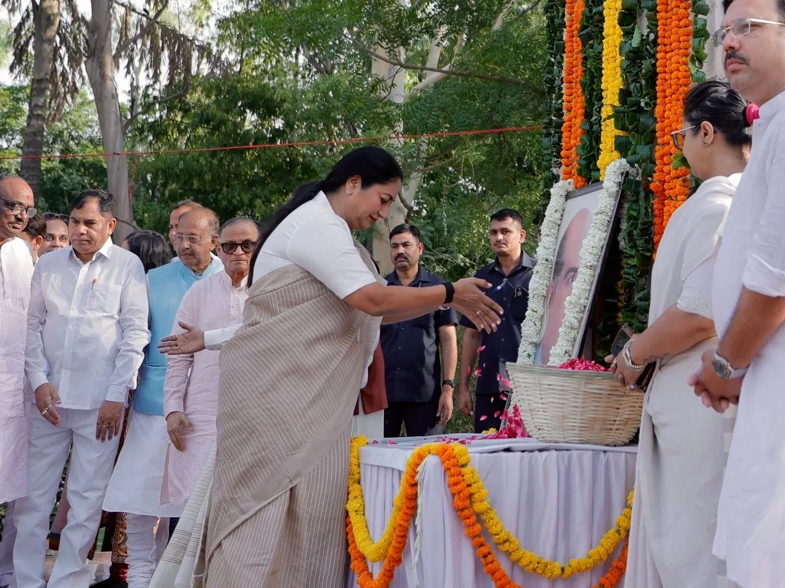 श्यामा प्रसाद मुखर्जी पुण्यतिथि: दिल्ली CM रेखा गुप्ता व BJP नेताओं ने दिल्ली गेट पर अर्पित की पुष्पांजलि