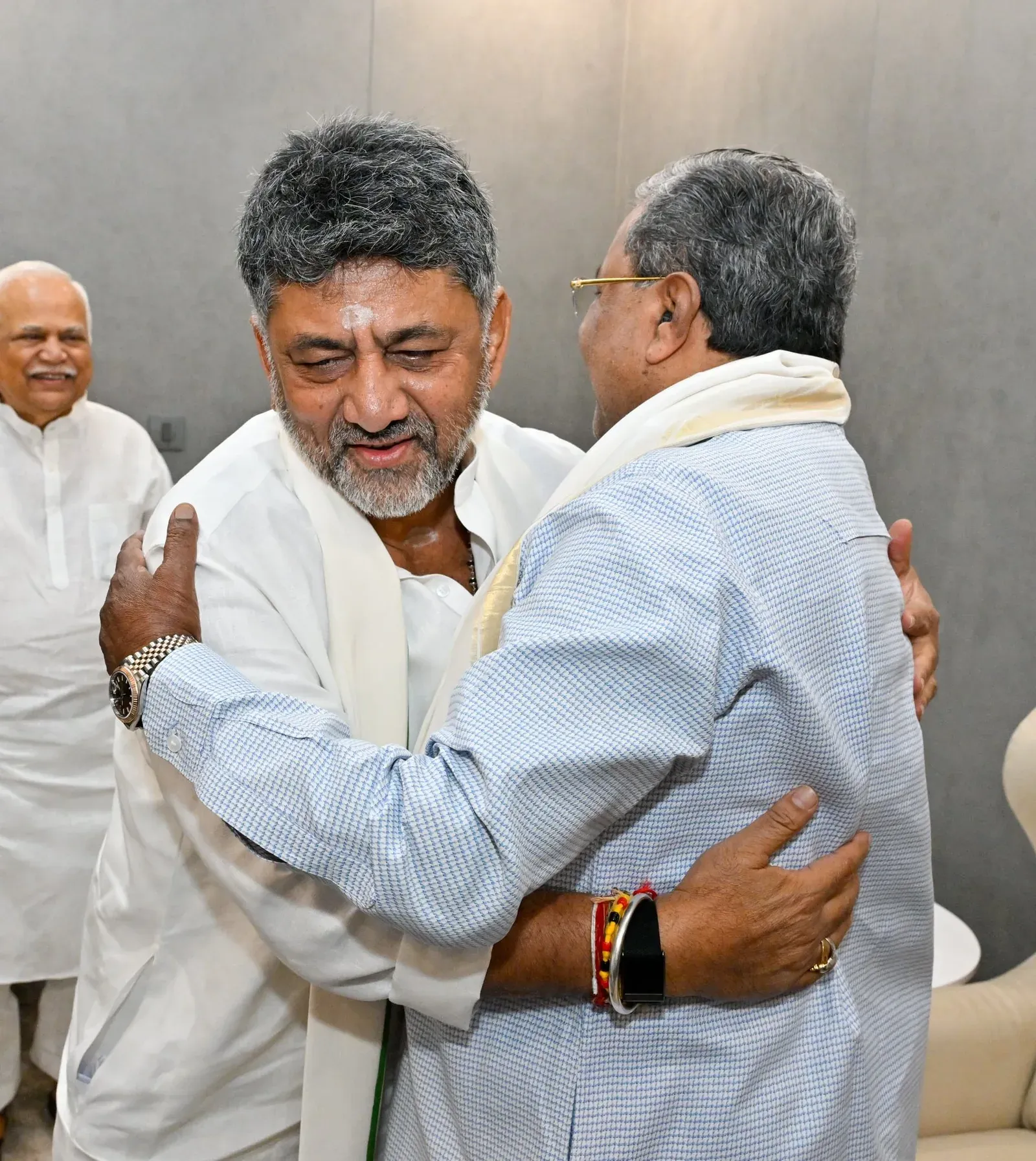Siddaramaiah Hails Shivakumar as Karnataka's New CM Ahead of Oath