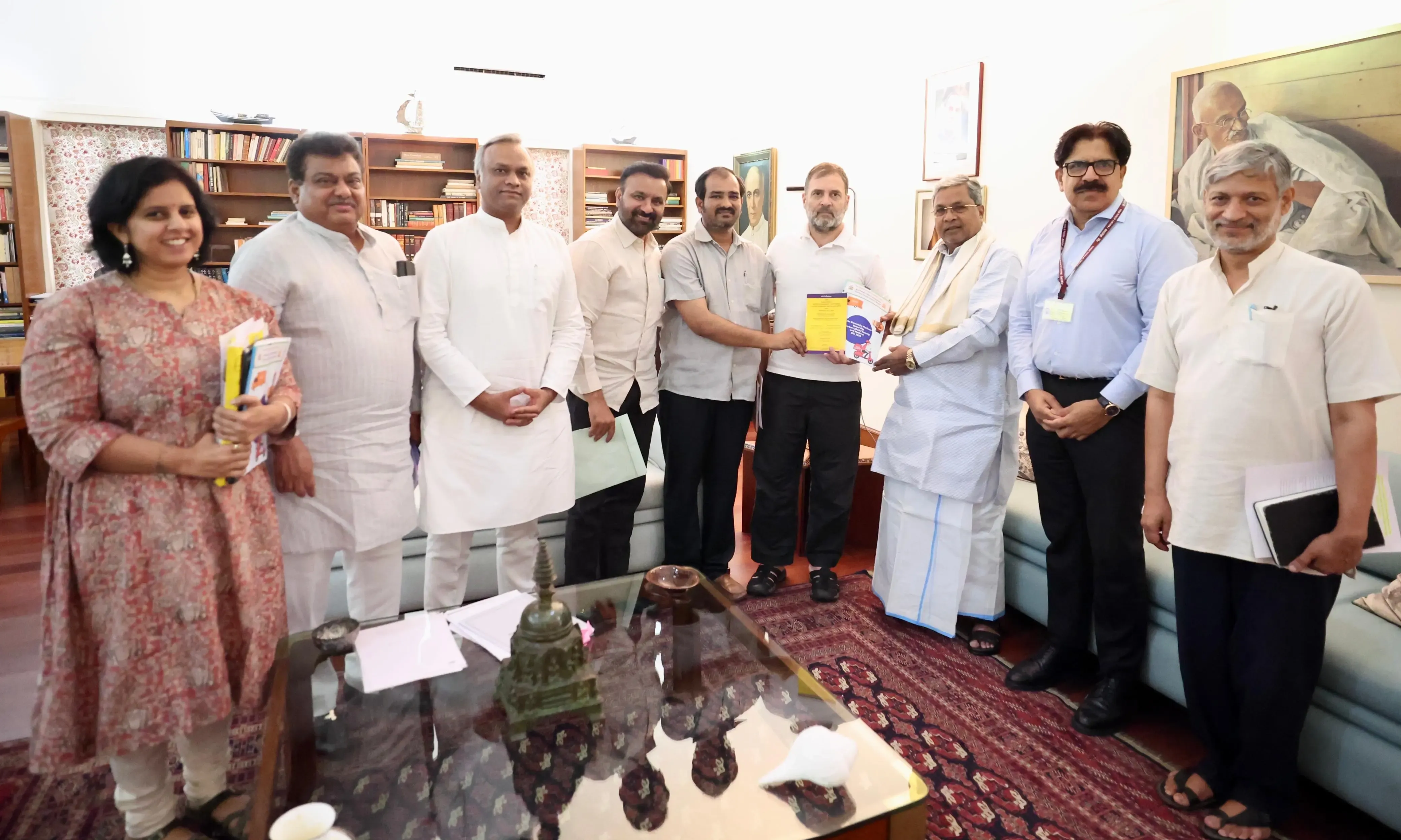 Siddaramaiah and Rahul Gandhi Discuss Gig Workers Welfare Board in Karnataka