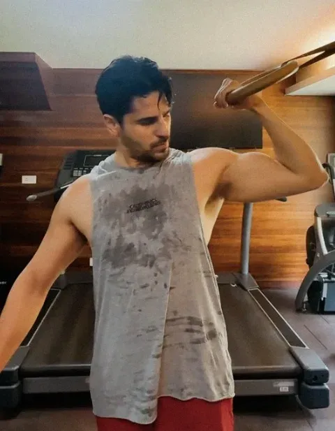 Sidharth Malhotra's gym workout: rings, push-ups & 'Muscle & Hustle'